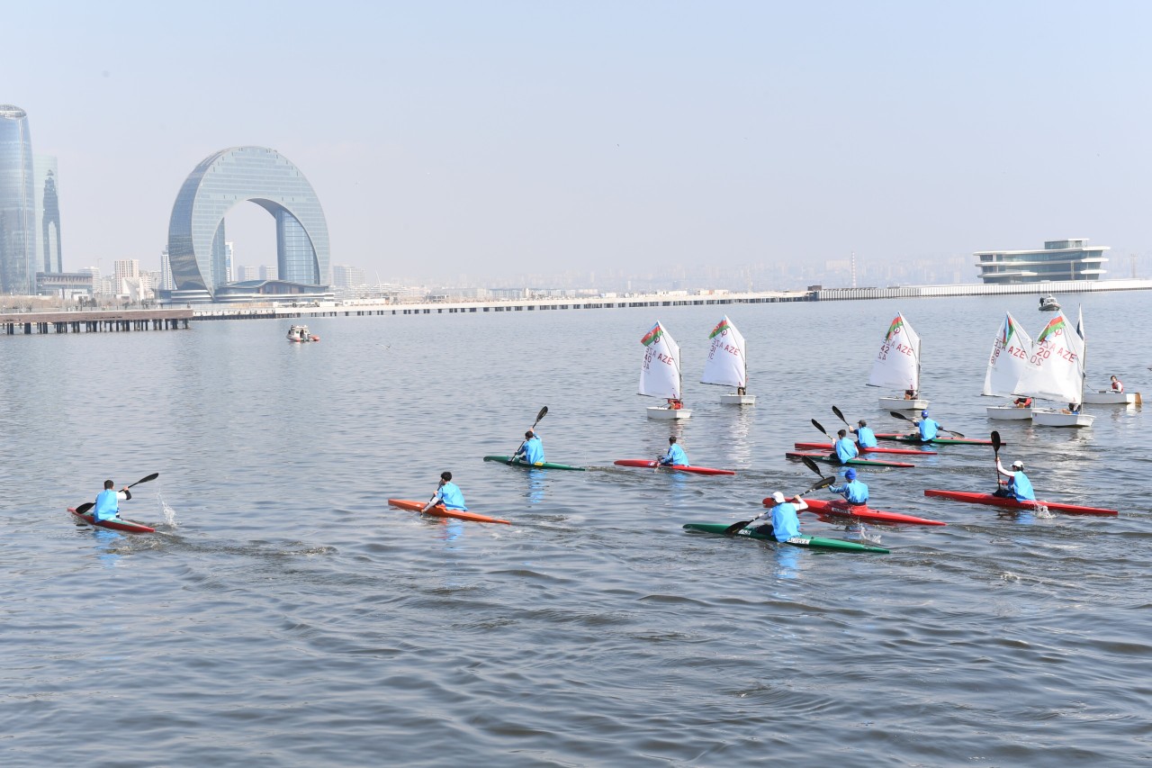 Paytaxtda Xəzərin suları avarçəkmə və yelkənli qayıqlarla bəzəndi - FOTOLAR